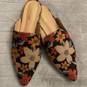 Tilocow Floral Mules, size 9.5